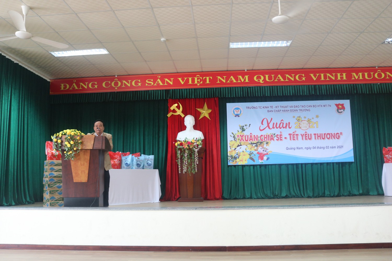 Thầy Ths. Phan Văn Đợi phát biểu tại chương trình