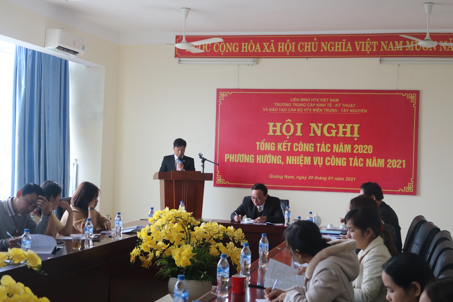 Thầy Trần Quang Hậu trình bàydự thảo báo cáo hội nghị
