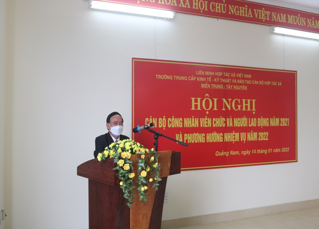 Thầy Th.S Phan Văn Đợi phát biểu tại Hội nghị