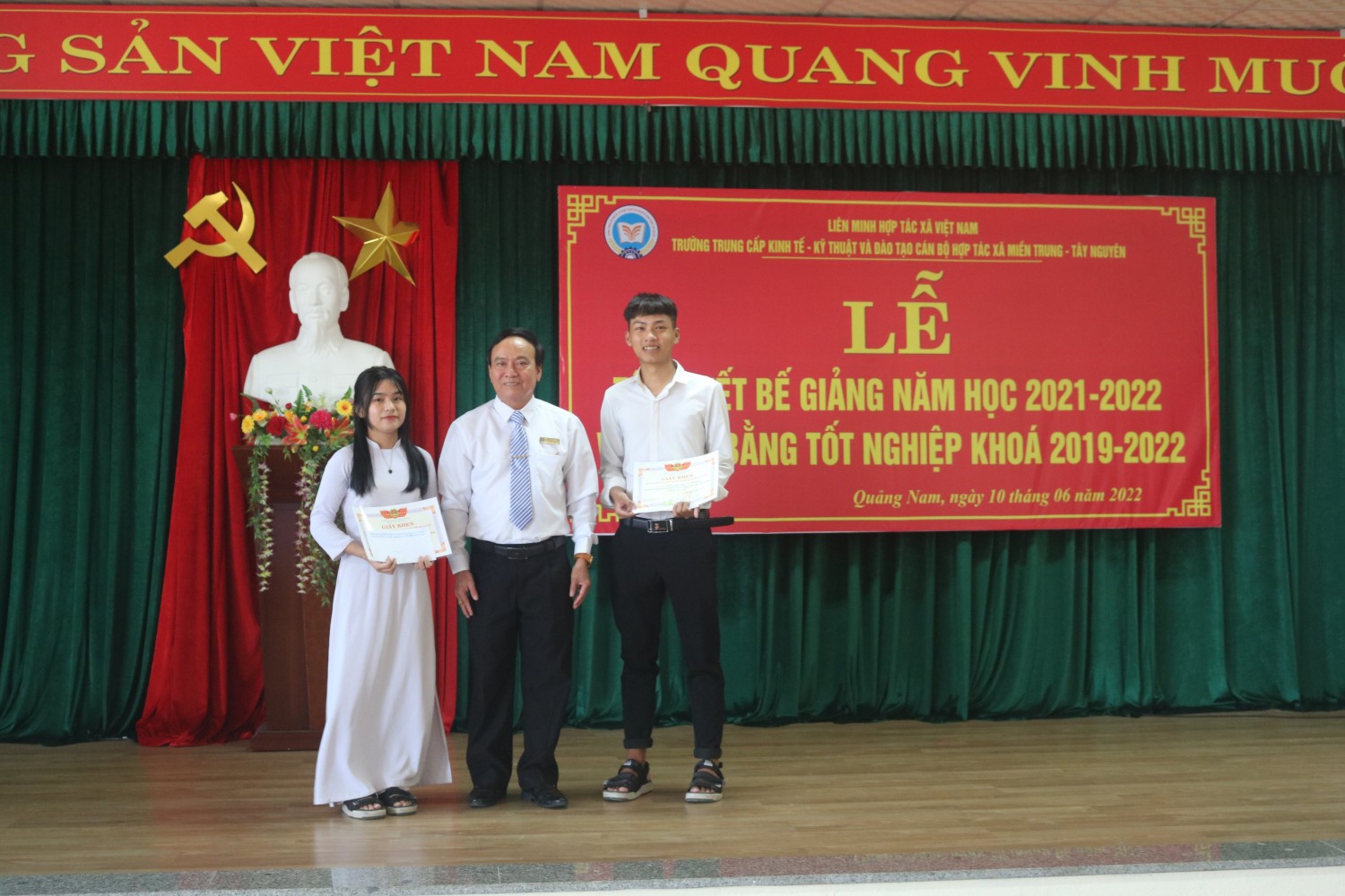 ThS. Phan Văn Đợi trao giấy khen cho học sinh đạt thủ khoa Tốt nghiệp cho các em học sinh năm cuối