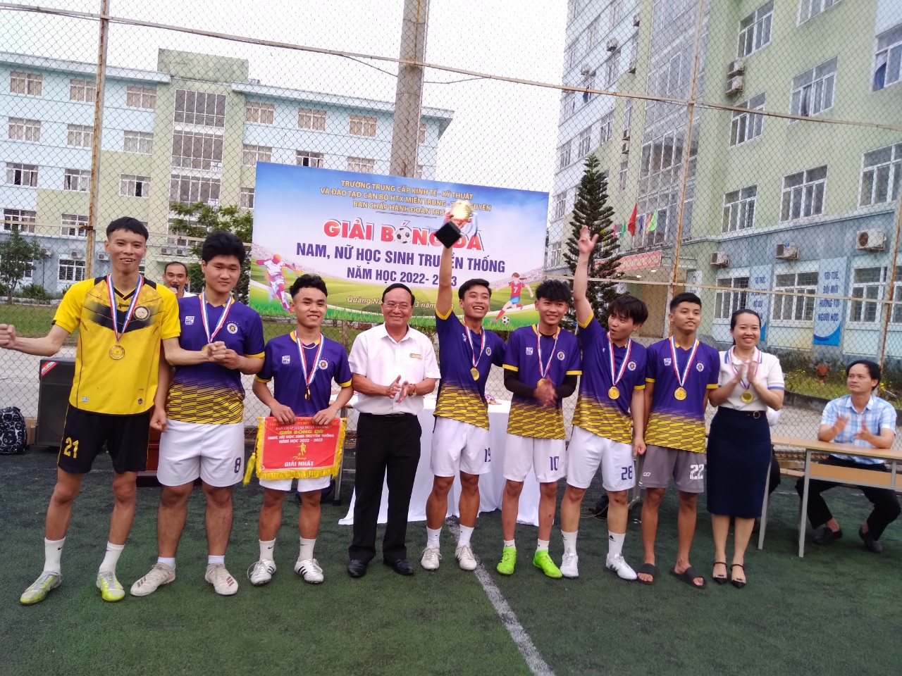 ThS.Phan Văn Đợi trao cúp, cờ, huy chương cho đội vô địch