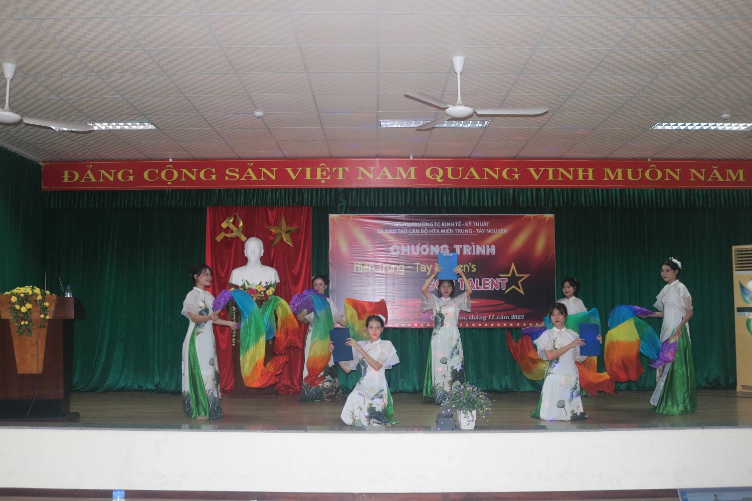 Đoàn trường Trung cấp Kinh tế - Kỹ thuật và Đào tạo Cán bộ HTX Miền Trung -Tây Nguyên tổ chức cuộc thi " Miền Trung-Tây Nguyên's Got Talent" chào mừng 41 năm ngày Nhà giáo Việt Nam (20/11/1982-20/11/2023