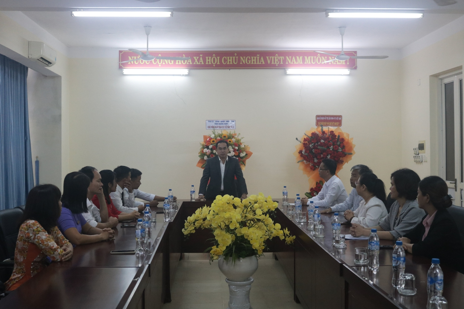 Đồng chí Trần Anh Tuấn – Phó Chủ tịch UBND Tỉnh Quảng Nam, cùng các đơn vị trên địa bàn thành phố Tam Kỳ đã đi thăm, tặng quà, chúc mừng các thầy, cô giáo tại Trường Trung cấp Kinh tế - Kỹ thuật và Đào tạo Cán bộ HTX miền Trung – Tây Nguyên