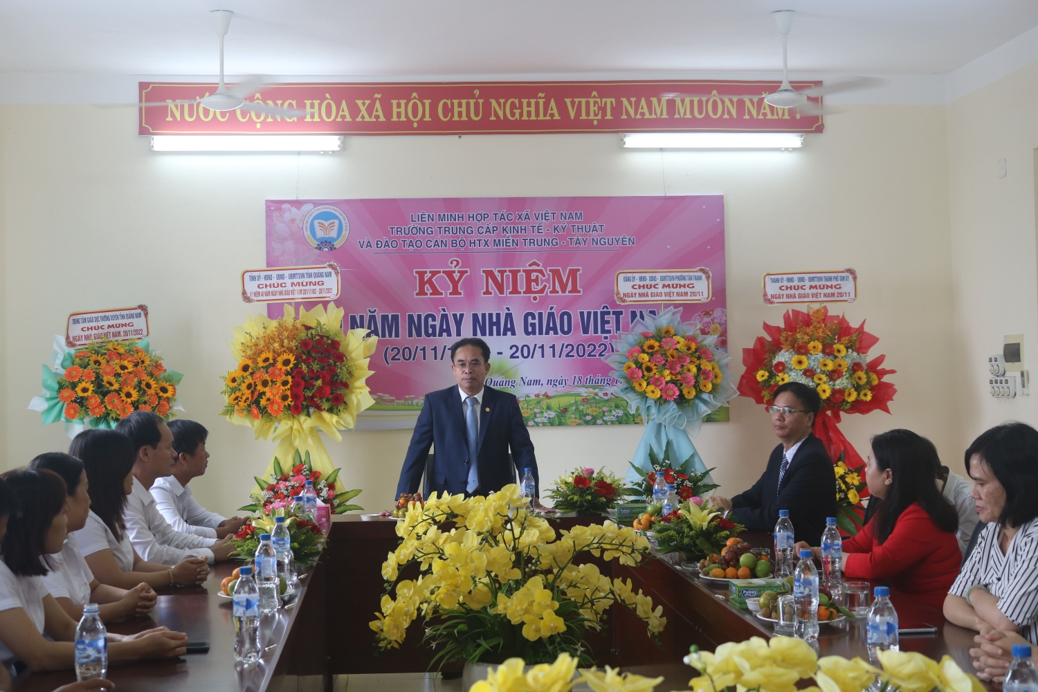 Đồng chí Trần Anh Tuấn – Phó Chủ tịch UBND Tỉnh Quảng Nam đã đi thăm, tặng quà, chúc mừng các thầy, cô giáo tại Trường Trung cấp Kinh tế - Kỹ thuật và Đào tạo Cán bộ HTX miền Trung – Tây Nguyên